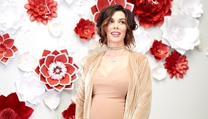 Беременная Анна Седакова представила новый клип «Первая любовь» (видео)